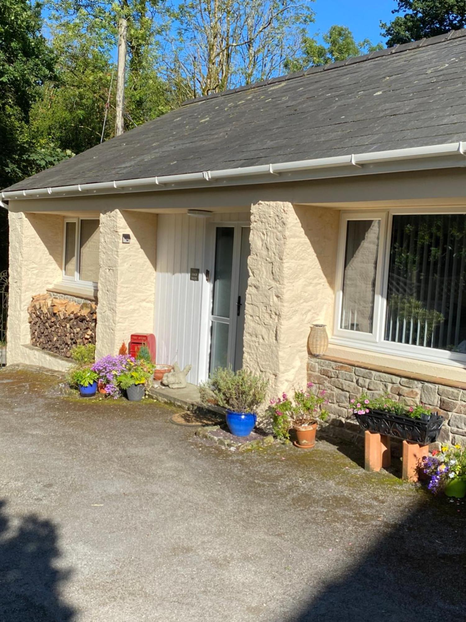 Beautiful Renovated Former Coach House Llandeilo Exterior photo